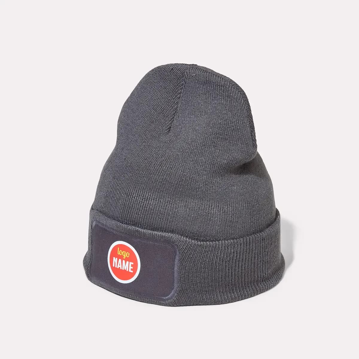 Gebreide muts met patch – gepersonaliseerde wintermuts