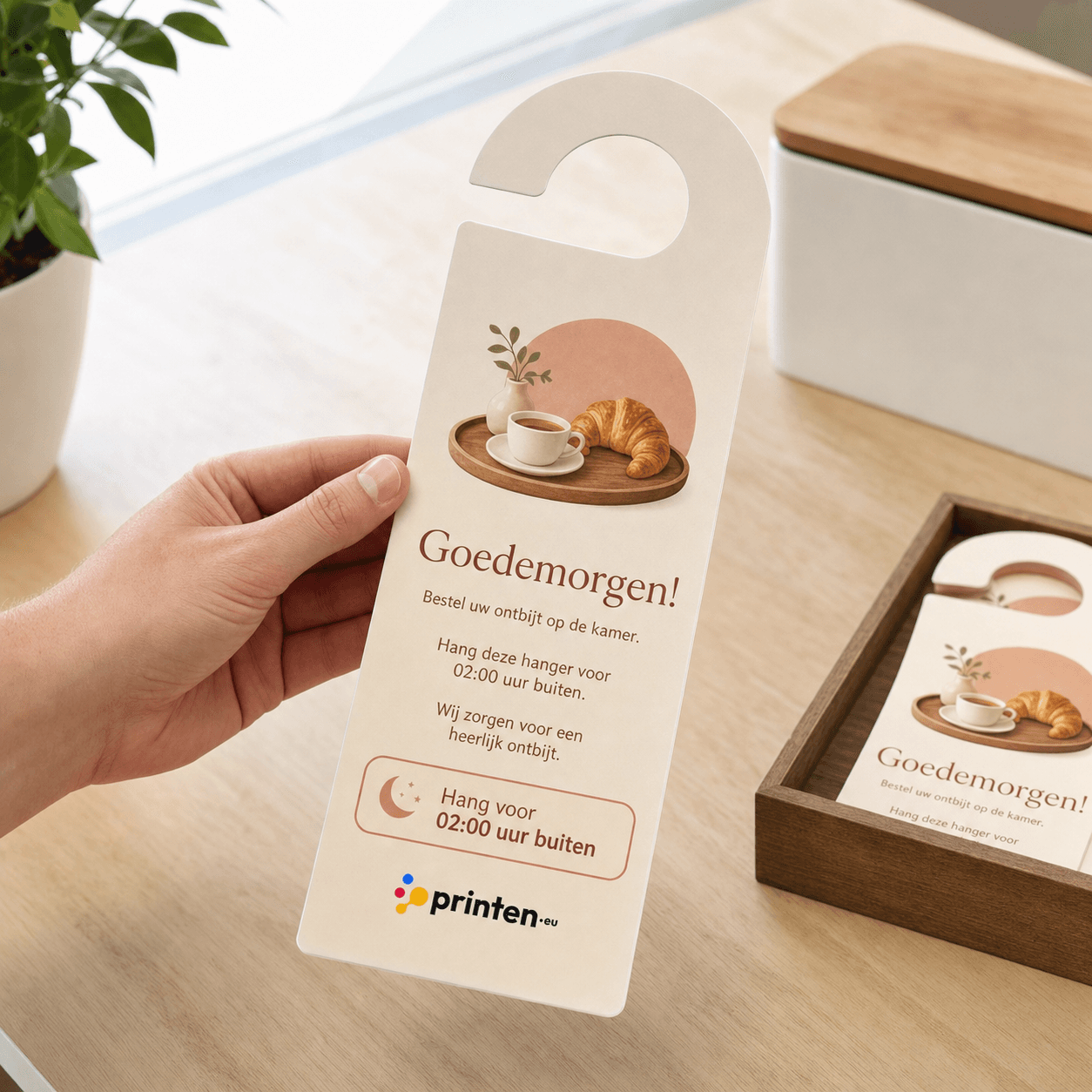 Deurhangers bedrukken – op maat voor hotels, winkels en events