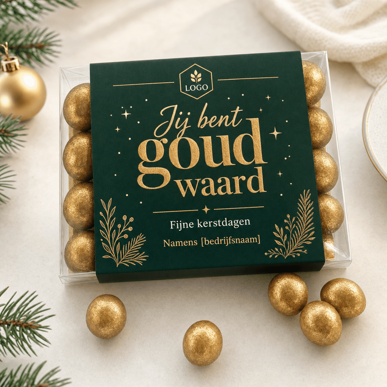 Kerstdoosje met gouden chocoladeparels en banderol